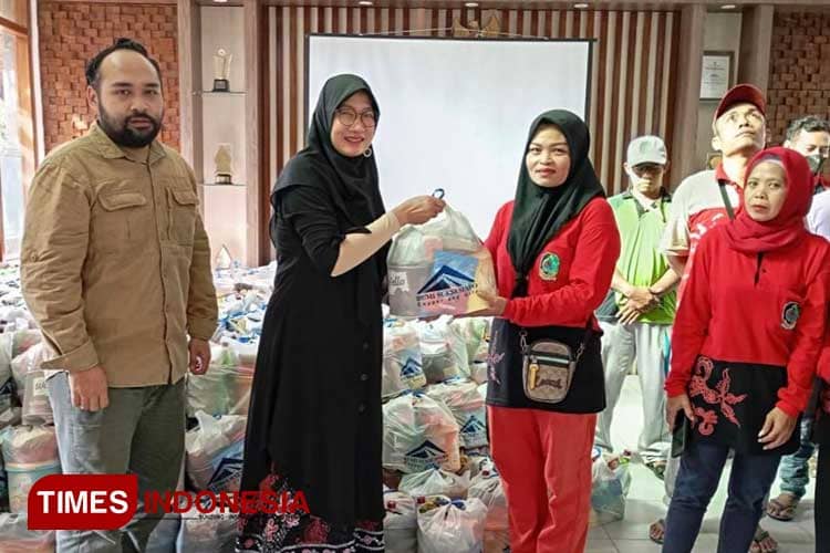 Petugas Kebersihan di Banyuwangi Dapat Bingkisan Lebaran dari Tambang Emas PT BSI
