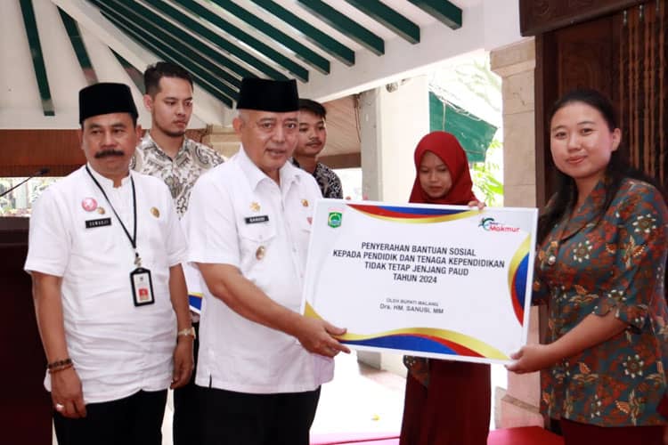 Serahkan Bantuan Insentif 13 Ribu GTT/PTT, Bupati Tekankah Amanah pada Generasi Unggul
