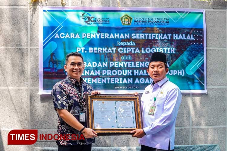 Kemenag Surabaya Serahkan Sertifikat Halal Logistik kepada PT Berkat Cipta Logistik 