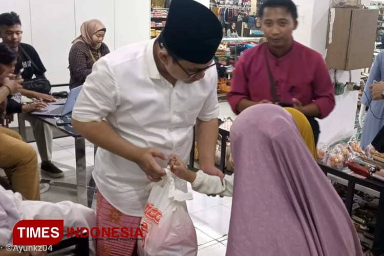 Patut Ditiru, Kades di Jember Ini Ajak Ratusan Anak Yatim Belanja Baju Lebaran Gratis