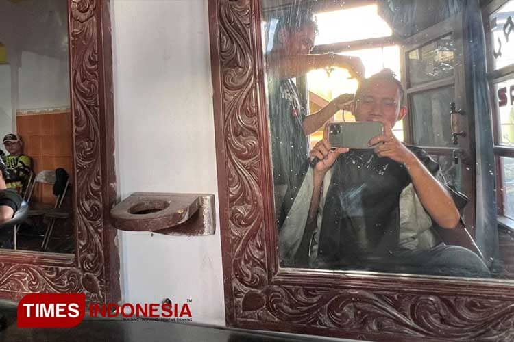 H-1 Idul Fitri: Tukang Cukur di Probolinggo Masih Diserbu, Omset Meningkat Tajam