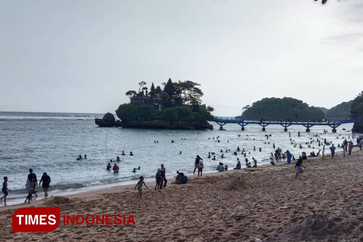 Pantai Balekambang Malang, Tanah Lot-nya Jawa Timur yang Selalu Ramai Wisatawan