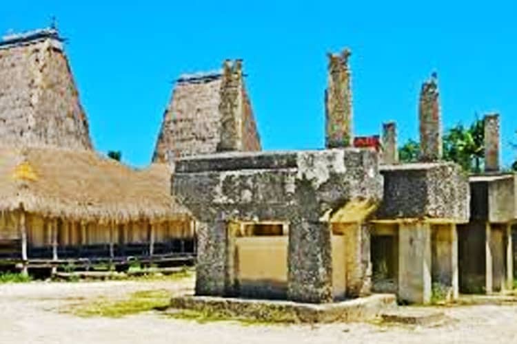 Kaya Rumah Adat dan Tradisi: Kampung Praiyawang di Desa Wisata Rende, Sumba Timur