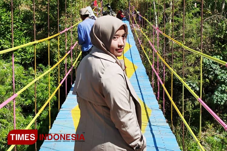 Jembatan Gantung Gubrih Instagramable, Ada Bukit Bercinta di Atas Awan