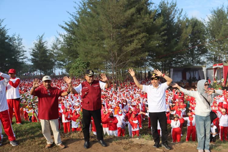 Senam Bersama 5 Ribu Lansia di Pantai Modangan, Sanusi: Banyak Peran Aktif untuk Daerah
