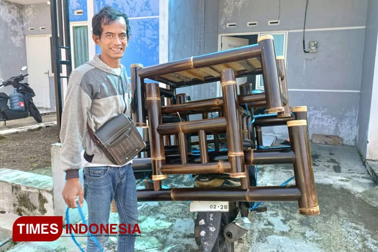 Mengenal Lebih Dekat Perajin Meja Kursi Bambu dari Tegalrejo Magelang