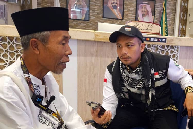 Dari Kotak Kayu hingga Tanah Suci, Perjalanan Haji Seorang Tukang Parkir