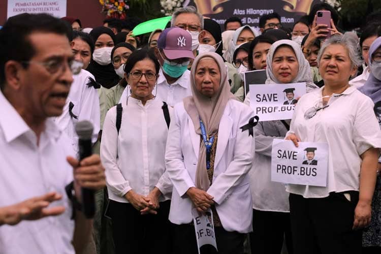 Guru Besar dan Dokter Menolak Pemecatan Prof Budi Santoso sebagai Dekan UNAIR