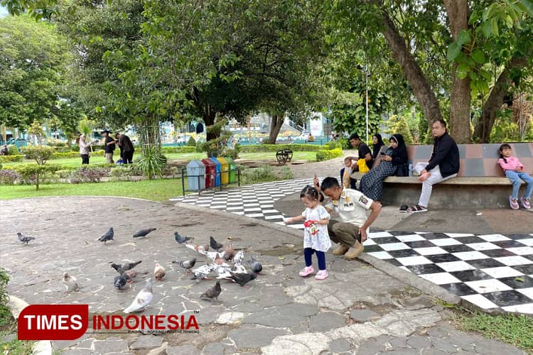 Serunya Berinteraksi Bersama Burung Merpati di Taman Sritanjung Banyuwangi