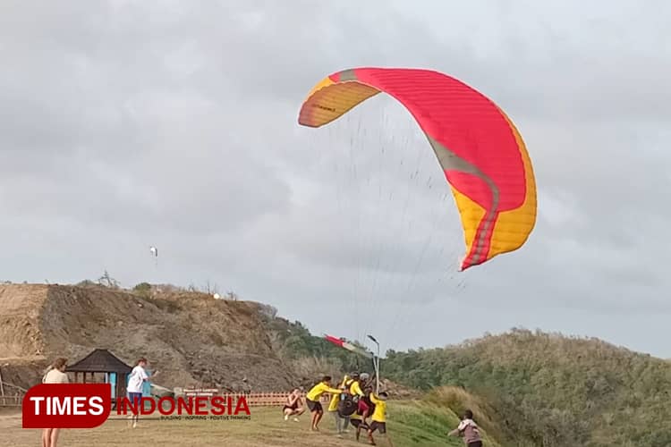 Terbang Tandem: Merasakan Sensasi Wisata Udara dengan Paralayang di Langit Skylancing Lombok