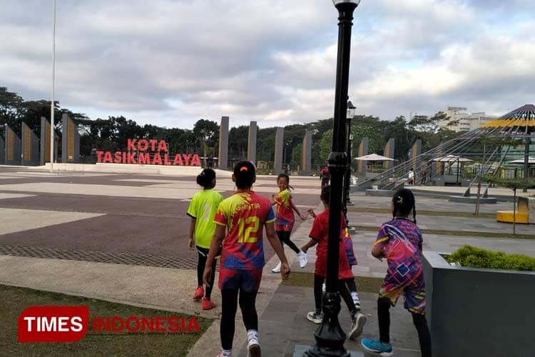 Mengintip Pesona Mentari Pagi di Alun-Alun Dadaha Kota Tasikmalaya