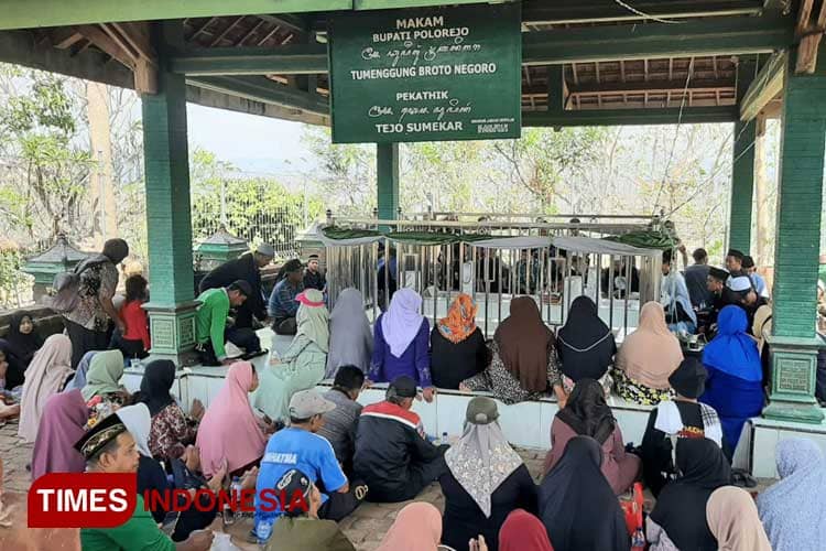 Akhir Muharram, Ribuan Peziarah Padati Makam Brotonegoro di Astana Giri Gombak Ponorogo