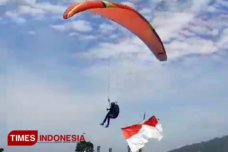 Langit Galunggung Berhiaskan Kibar Merah Putih di HUT ke-79 RI