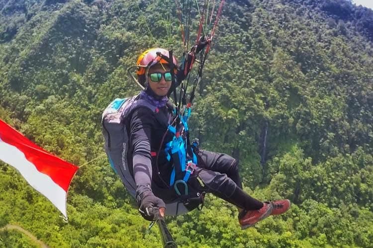 Atlet Paralayang Kibarkan Bendera Merah Putih di Langit Pasir Datar Galunggung Tasikmalaya