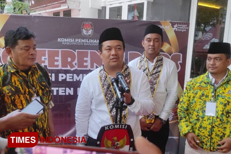 Diantar Ribuan Pendukung, Paslon Bugar - Fahmi Daftar ke KPU Banjarnegara