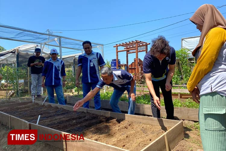 Aqua Banyuwangi Wujudkan Ketahanan Pangan di Desa Benelan Kidul