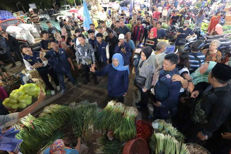 Blusukan ke Pasar Keputran, Khofifah Komitmen Lindungi Pasar Tradisional