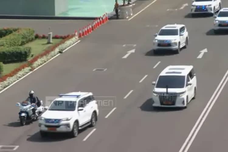 Masyarakat Antusias Menyambut Iring-Iringan Presiden Terpilih Prabowo Subianto