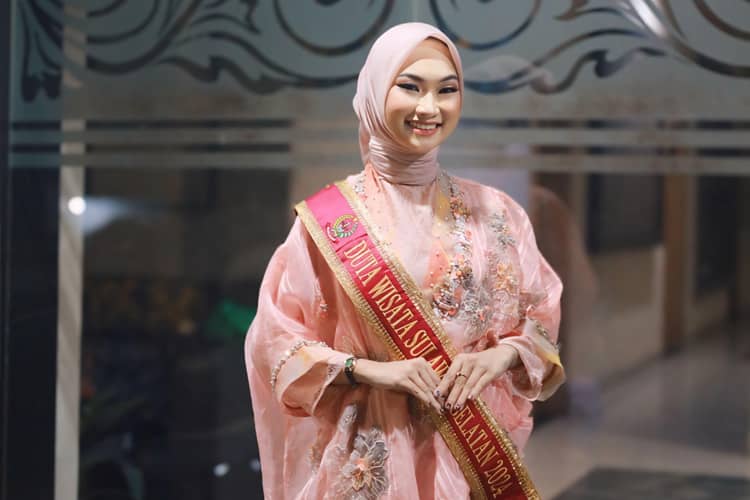 Lestarikan Budaya, Duta Wisata Sulsel 2024 Kharisma Saputri Gelorakan Advokasi 'Kita dan Lontara'