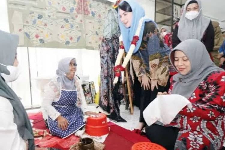 Hj Anis Zaida, Sosok di Balik Ikon Batik Garudeya hingga Dorongan IKM Naik Kelas
