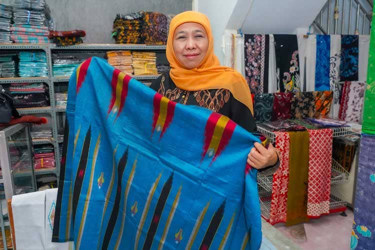 Eksis Hingga Generasi Ketiga, Khofifah Puji Tenun Ikat Parengan Lamongan