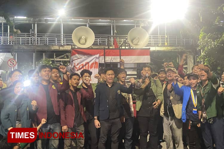 Aksi Indonesia Gelap: BEM SI Bacakan 13 Tuntutan, Desak Pemerintah Segera Bertindak