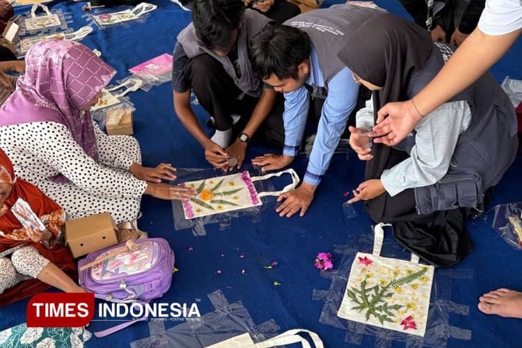 Mahasiswa KSM-T Unisma Gelar Program Ecoprint dengan Teknik Pounding