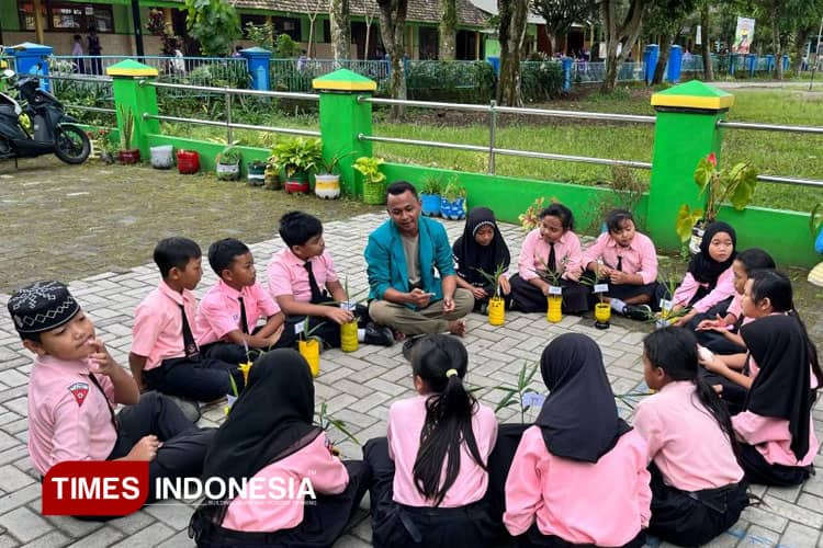 Mahasiswa KSM-T Unisma Malang Kenakan TOGA pada Siswa SD