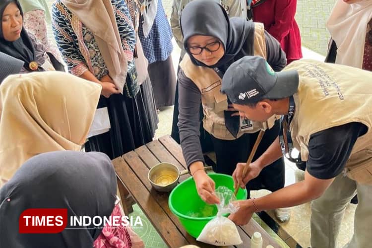 KSM-T Unisma Sosialisasi Pembuatan Sabun Cuci Piring untuk Melatih Keterampilan Ibu Rumah Tangga