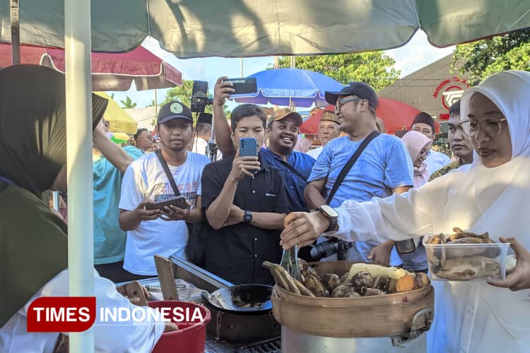 Pulang dari Retret, Bupati Banyuwangi Resmikan Pasar Takjil Ramadan Festival Ngerandu Buko