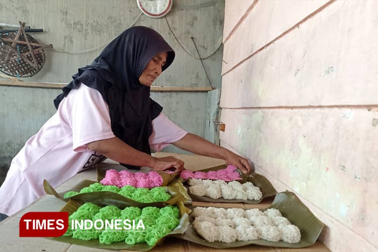 Mengintip Produksi Kue Patola, Kudapan Khas Banyuwangi Saat Bulan Ramadan