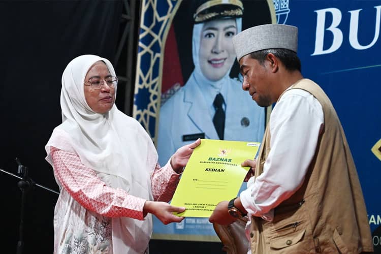 Tarawih Keliling, Bupati Amalia Desiana Kunjungi Desa Kayuares Banjarnegara