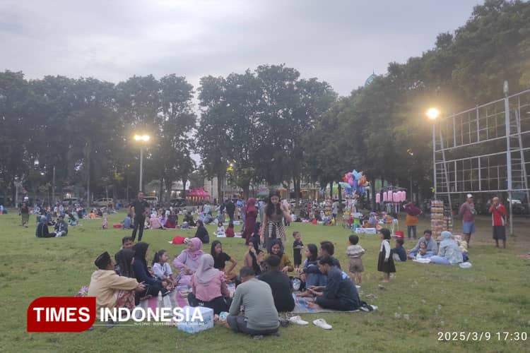 Menghabiskan Waktu di Alun-alun Situbondo, Tempat Alternatif Ngabuburit dan Bukber