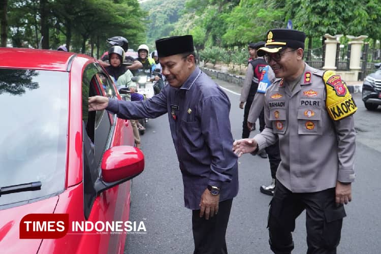 Tebar Baksos dan Bagi-bagi Takjil, Kapolres Banjar Ajak Wakil Wali Kota Turun ke Jalan
