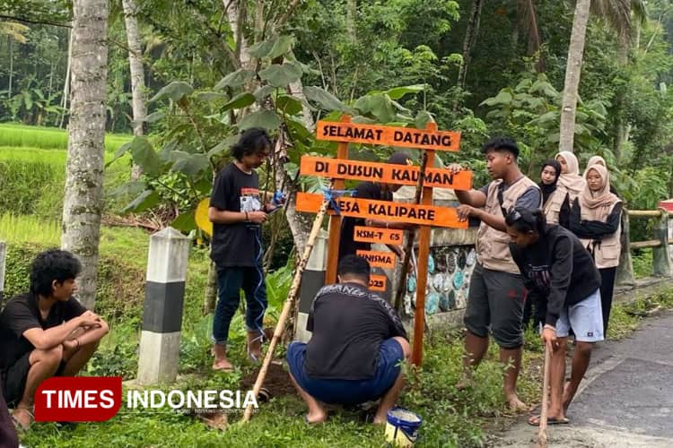 Permudah Akses dan Identifikasi Wilayah, KSM Unisma Malang Pasang Plang Batas Dusun