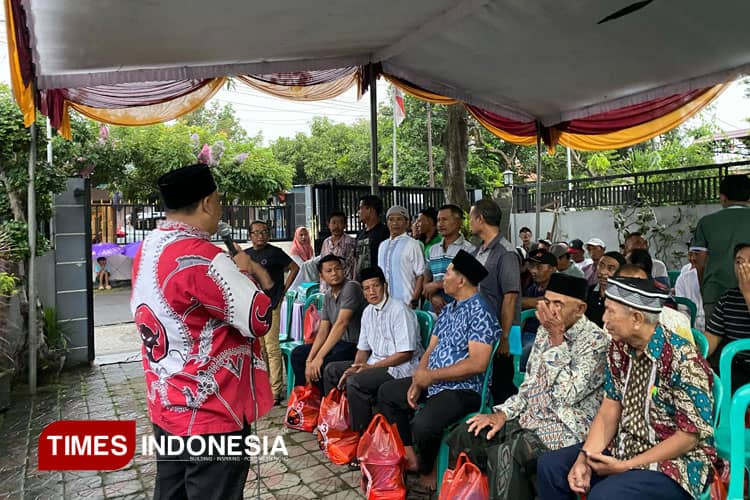 PDI Perjuangan Bagikan Paket Sembako untuk Warga Kurang Mampu di Gresik
