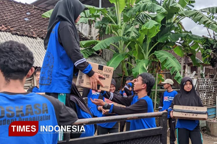 Raih Keberkahan Ramadan, OSIS SMKN 1 Pacitan Santuni Anak Yatim dan Duafa