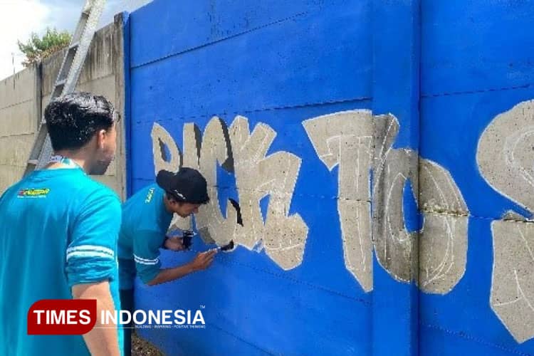 KSM-T 75 Unisma Malang Gelar Proker Mural dan Mengajar di SDN 1 Ngawonggo