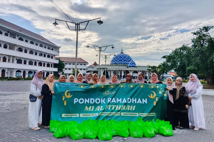 MI Al-Fithrah Surabaya Gelar Bakti Sosial, Bagikan Sembako untuk Warga