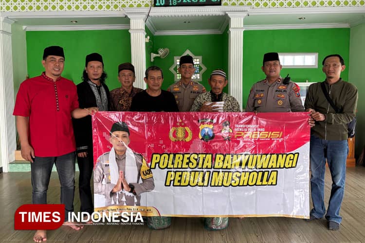 Polresta Banyuwangi Berbagi Al-Quran dan Sajadah untuk Musholla