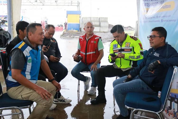 Bupati Haris Tinjau Kesiapan Tol Gending-Paiton Jelang Mudik Lebaran