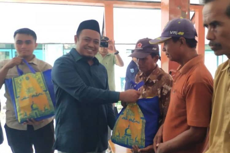 Karang Taruna Kabupaten Probolinggo Bagikan 400 Zakat Fitrah Bagi Abang Becak
