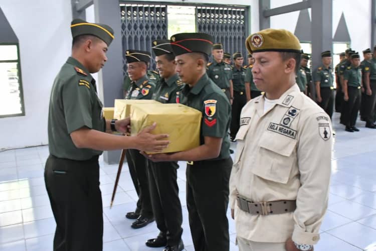 Sambut Lebaran, Dandim Ponorogo Bagikan Bingkisan untuk Anggota
