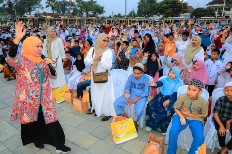 Gubernur Khofifah Bersama Bupati Tuban Bagikan Santunan 2.000 Anak Yatim
