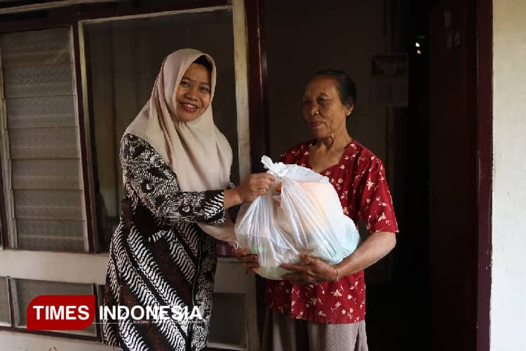 Dinsos PPKB Banyuwangi Suntik Ekonomi Warga Jelang Lebaran dengan 55 Paket Sembako