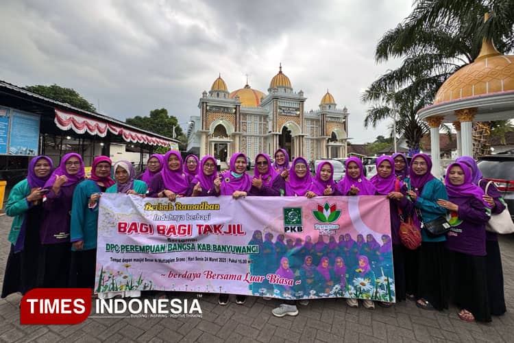 Perempuan Bangsa Banyuwangi Bagikan Takjil Gratis untuk Umat