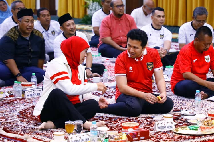 Gubernur Khofifah Bersama Pemred Media Kompak Nobar, Perkuat Sinergi Pers