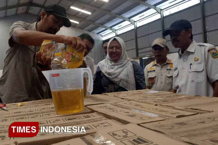 Jelang Lebaran Satgas Pangan Bondowoso Uji Takaran Minyak Kita di Gudang Bulog