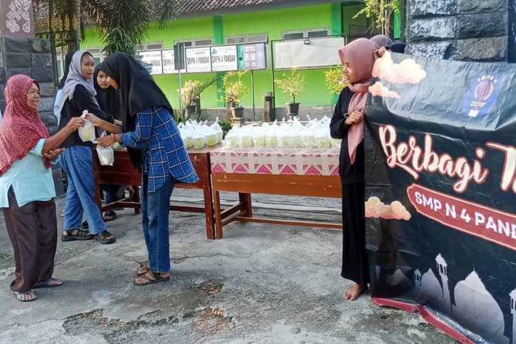 OSIS SMP Negeri 4 Pandak Bantul Bagikan Takjil dari Hasil Penjualan Botol Plastik Bekas