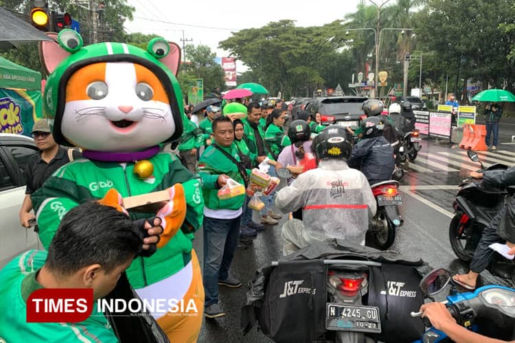 Warga Serbu Paket Takjil Mitra Grab di TKJB Kota Malang
